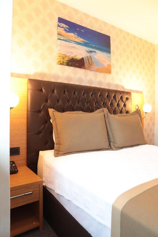A bed or beds in a room at Otel Grand Lark İstanbul