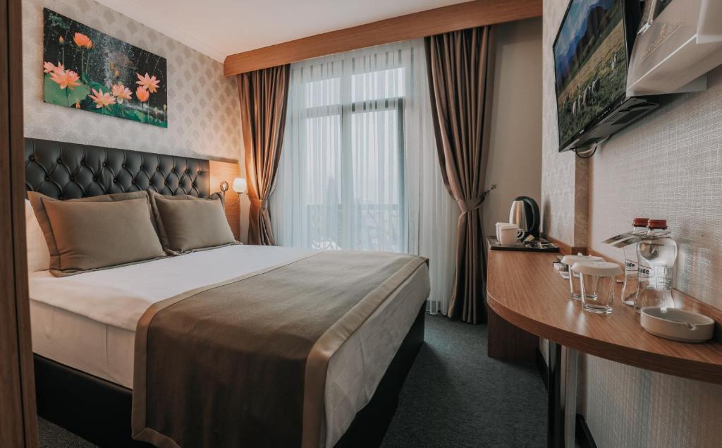 A bed or beds in a room at Otel Grand Lark İstanbul