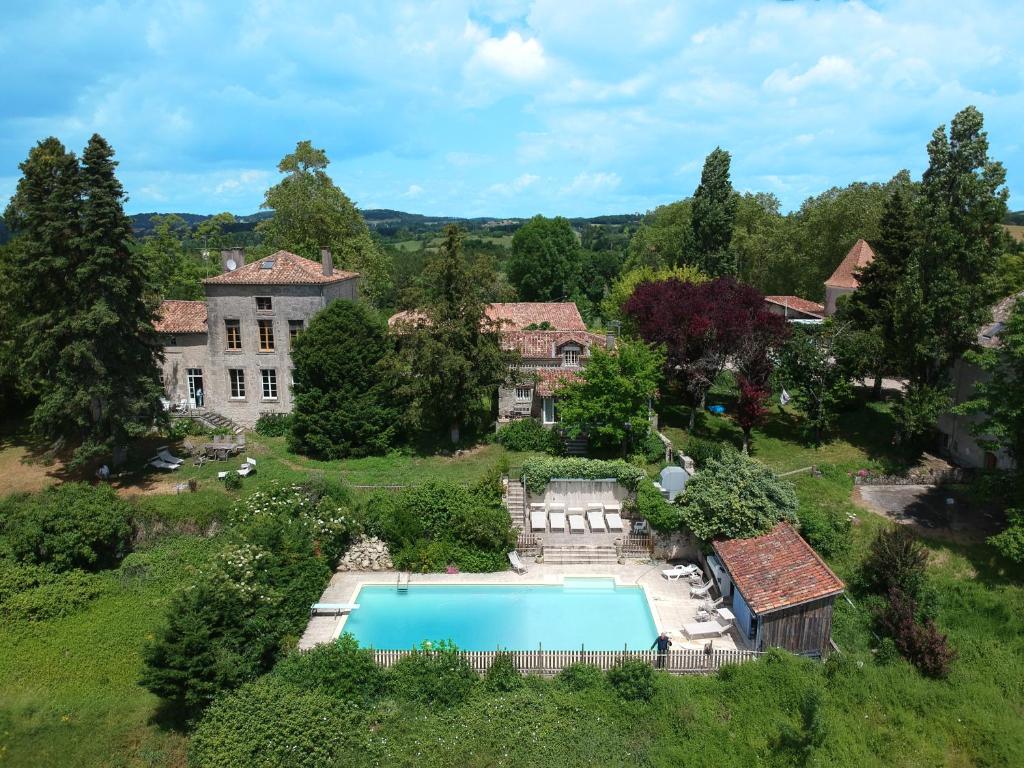Uitzicht op het zwembad bij Domaine Bessiere - Gîtes of in de buurt