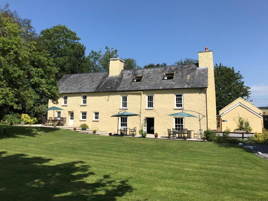 ein großes Backsteinhaus mit großem Hof in der Unterkunft Ty Mawr Country Hotel in Carmarthen