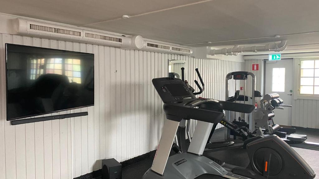 Fitness centrum a/nebo fitness zařízení v ubytování Mjölby Stadshotell