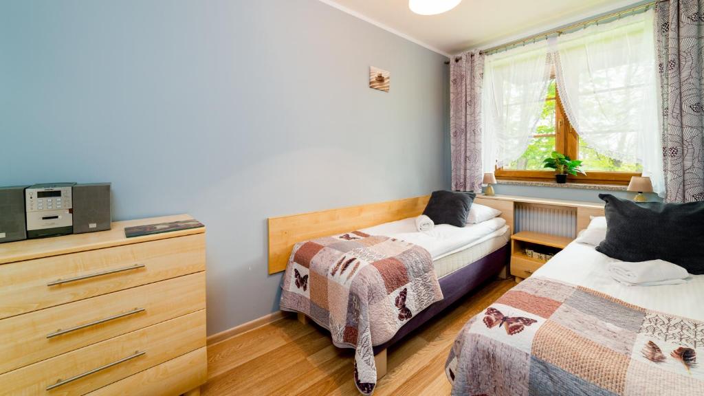 Posteľ alebo postele v izbe v ubytovaní Apartamenty EverySky - Leśny Dom 16 - 18