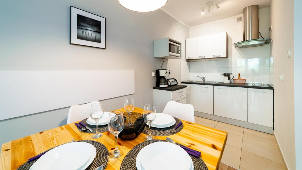 Kuchyňa alebo kuchynka v ubytovaní Apartamenty EverySky - Leśny Dom 16 - 18