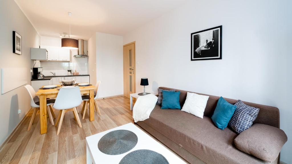 Kuchyňa alebo kuchynka v ubytovaní Apartamenty EverySky - Leśny Dom 16 - 18