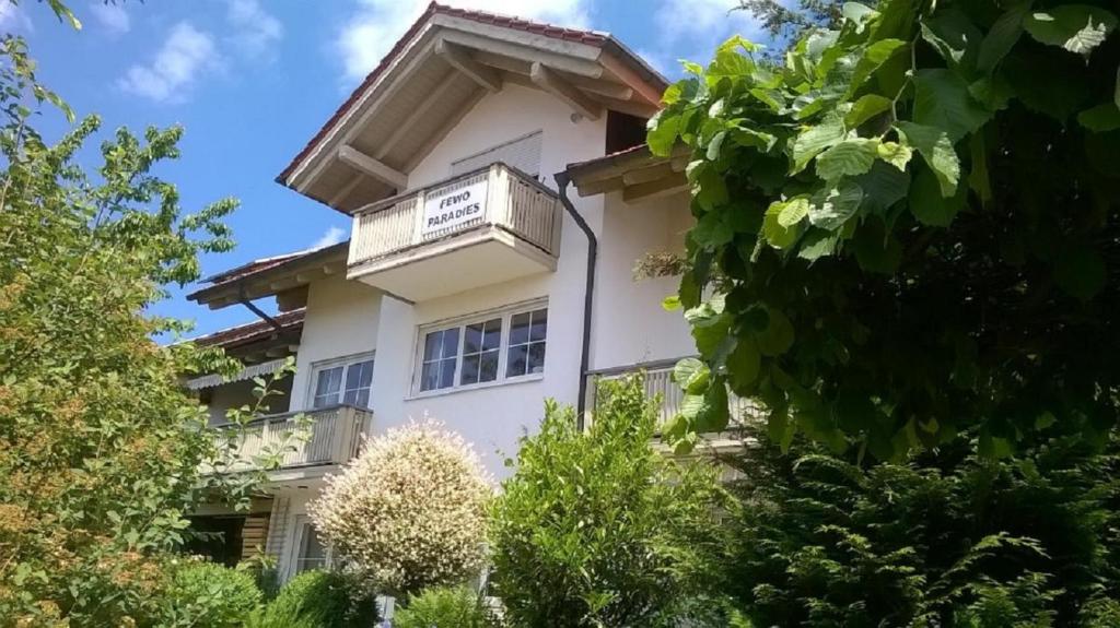 Ferienwohnungen Haus Paradies في سانكت انجلمار: منزل فوقه شرفة