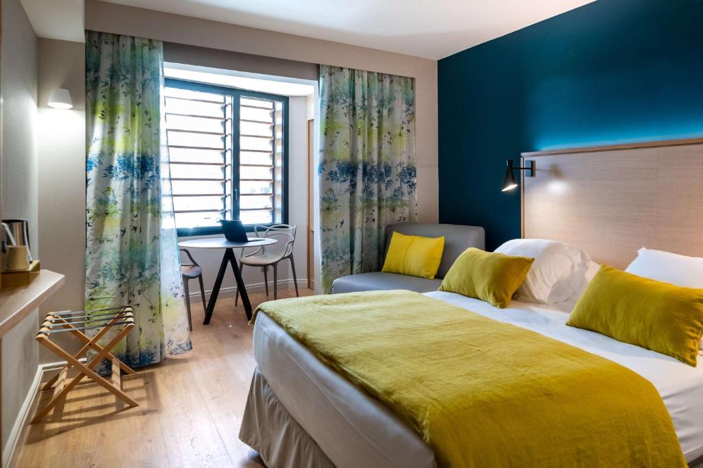 una camera d'albergo con un grande letto e una finestra di Best Western Montecristo-Bastia a Bastia