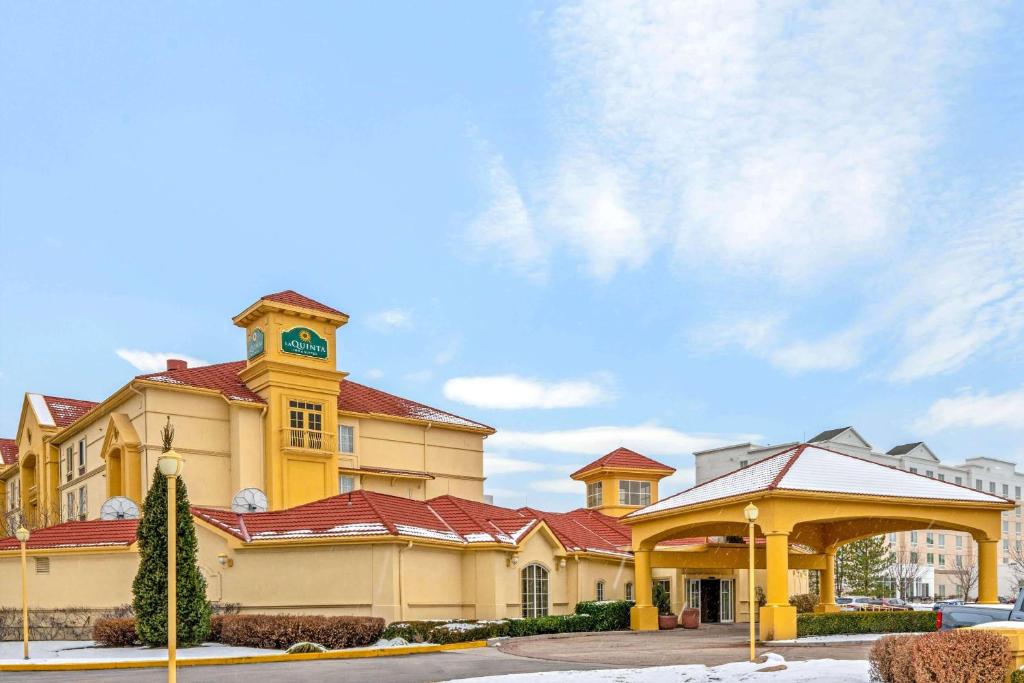 um grande edifício amarelo com uma torre de relógio em La Quinta by Wyndham Salt Lake City Airport em Salt Lake City