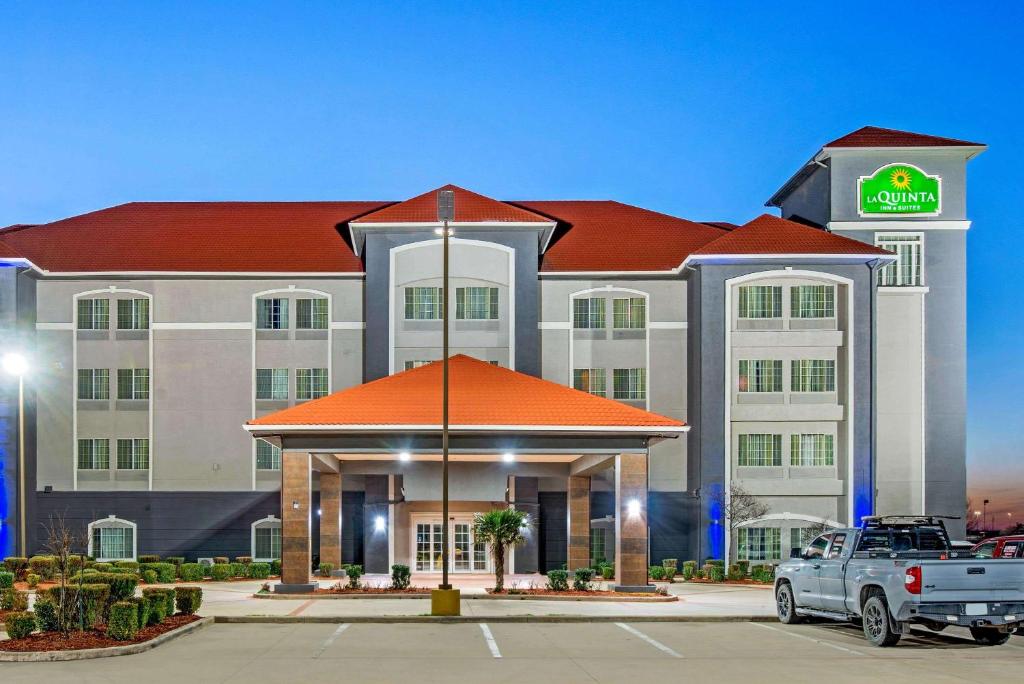 un hôtel avec une voiture garée devant lui dans l'établissement La Quinta by Wyndham Gainesville, à Gainesville