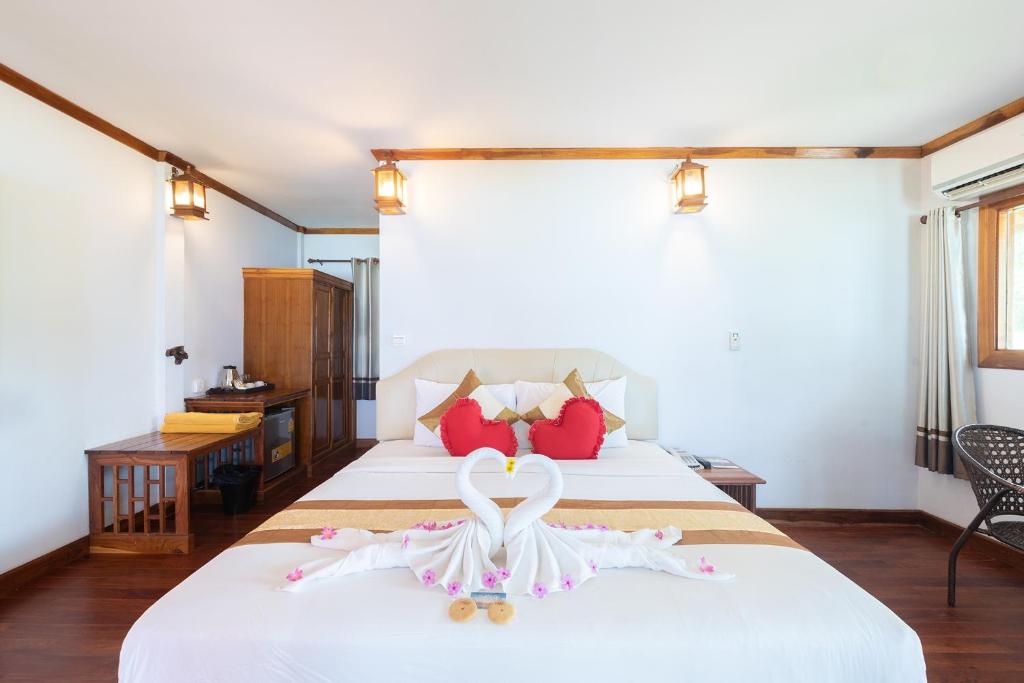 Rúm í herbergi á Phi Phi The Beach Resort