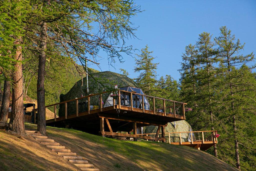 une cabane dans les arbres sur une colline dans les bois dans l'établissement Alpin D'Hôme Hôtel & Spa, aux Orres