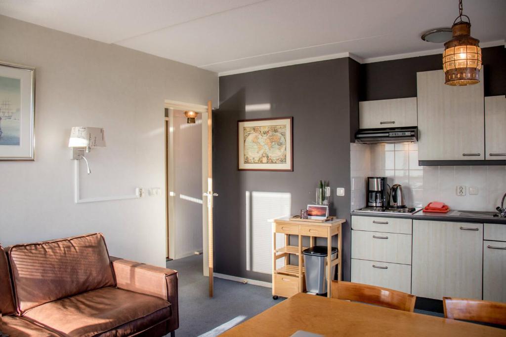 cocina con sofá y mesa en una habitación en Hanzehuis Appartementen, en Stavoren