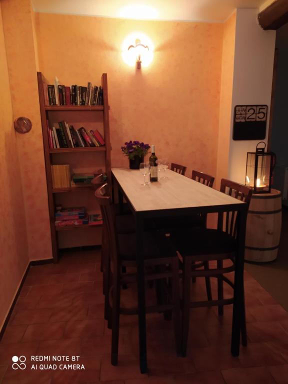 TV a/nebo společenská místnost v ubytování Castle-Wall-Inn
