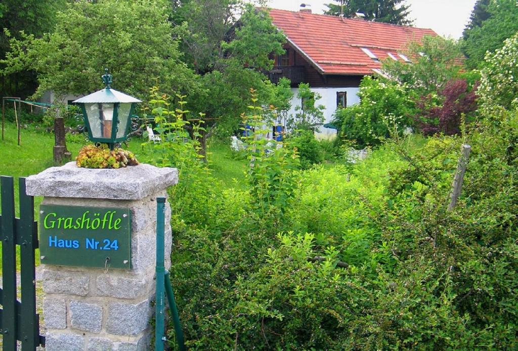 a garden with a sign and a street light at Grashöfle in Höhenbrunn