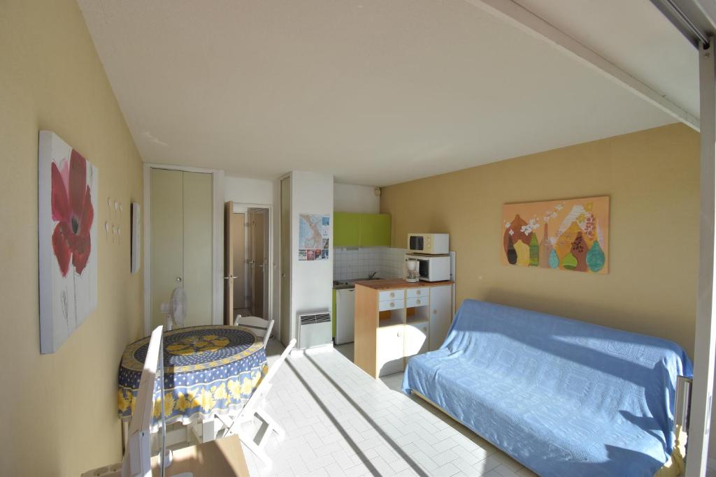 Cette petite chambre comprend un lit et une cuisine. dans l&#39;établissement Studio cabine vue port grand pavois M, au Grau-du-Roi
