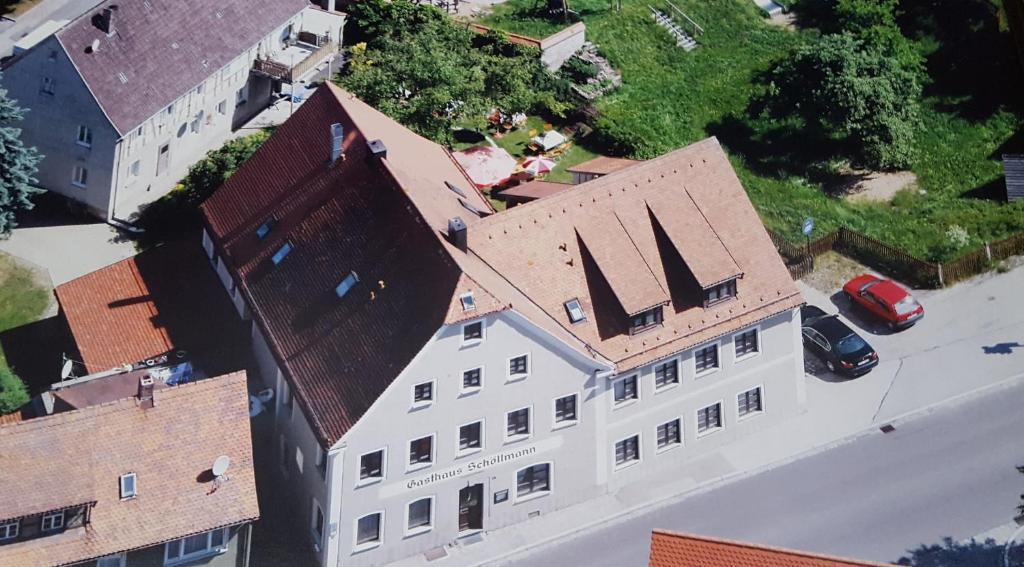 einen Blick über ein weißes Gebäude mit einem Dach in der Unterkunft Gasthaus Schöllmann in Feuchtwangen
