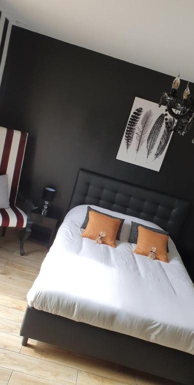 Postel nebo postele na pokoji v ubytování Le cosy de sarah