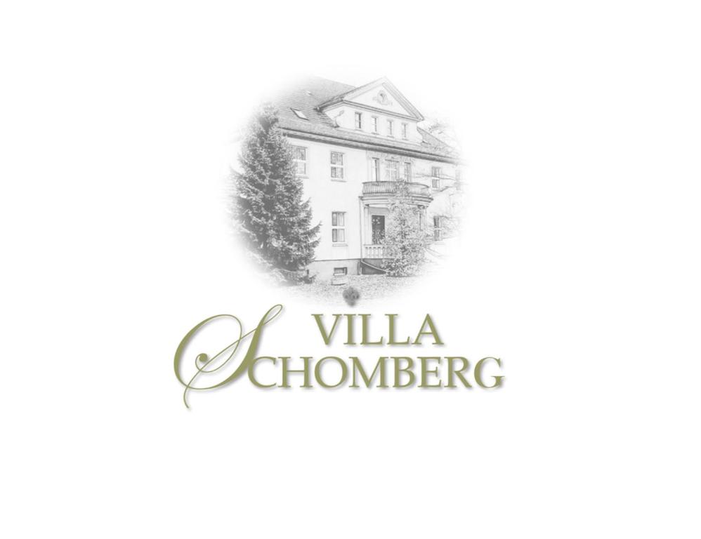 uma foto a preto e branco de uma casa com a villa albuquerque em Villa Schomberg em Spremberg