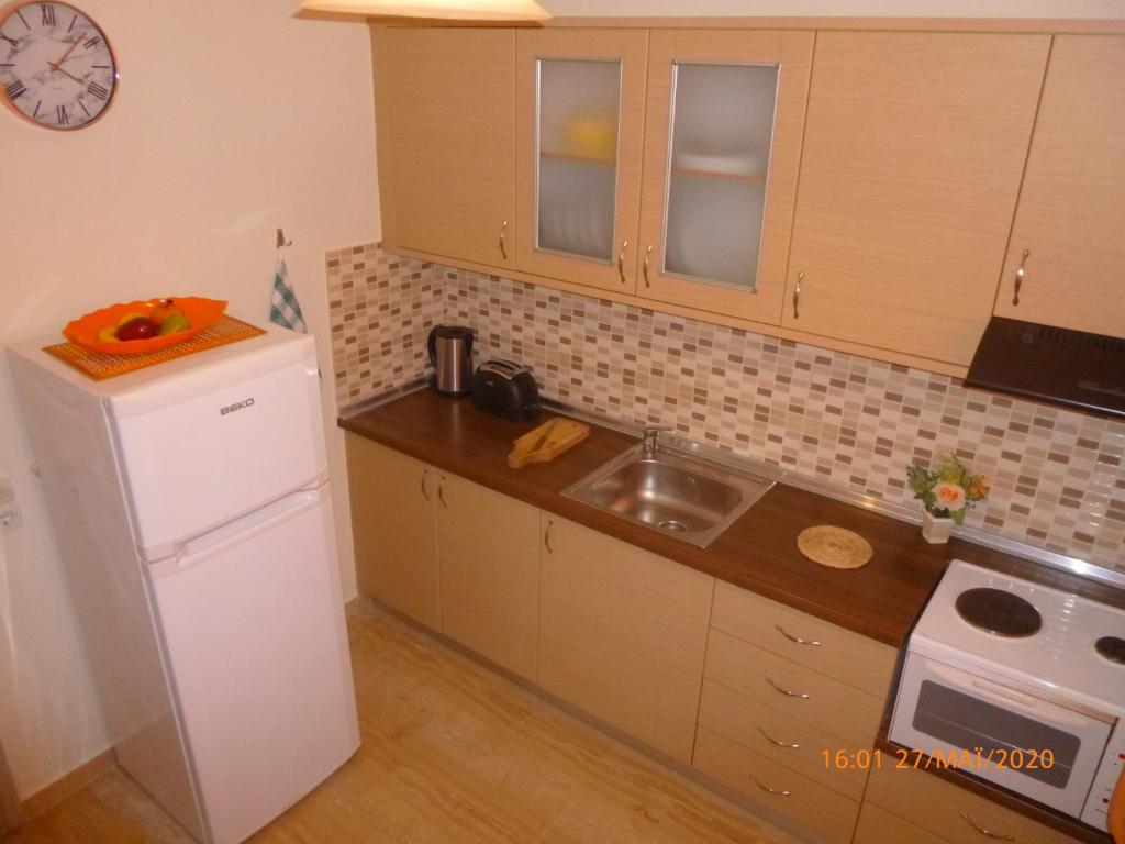 A kitchen or kitchenette at Bungalows Niki