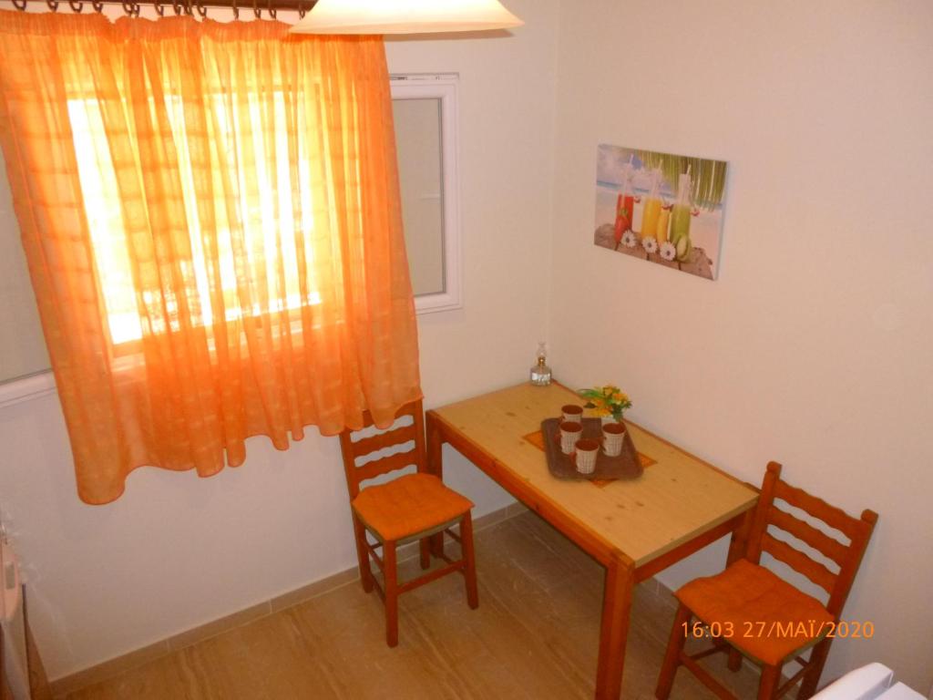A seating area at Bungalows Niki