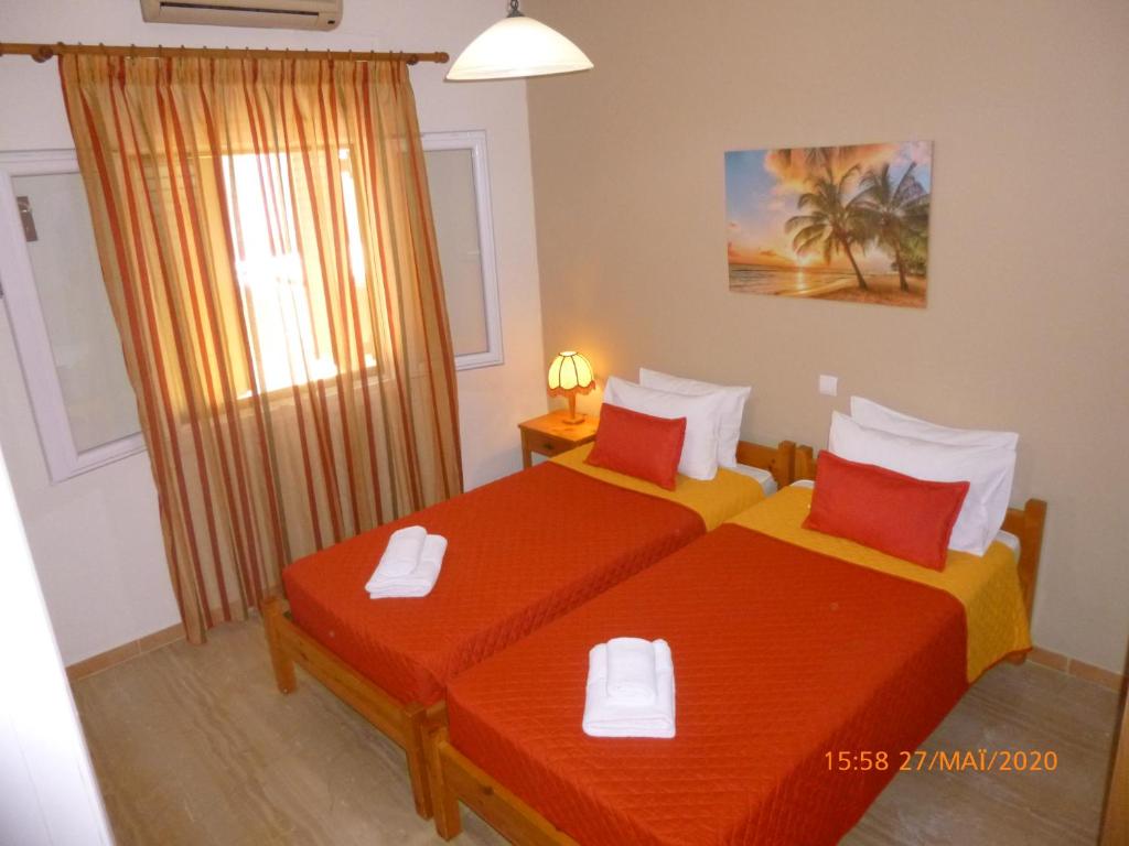 A bed or beds in a room at Bungalows Niki