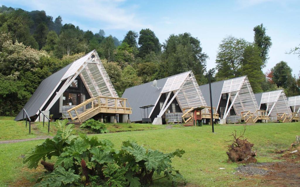 una fila de casas con paneles solares. en Termas de Aguas Calientes en Puyehue