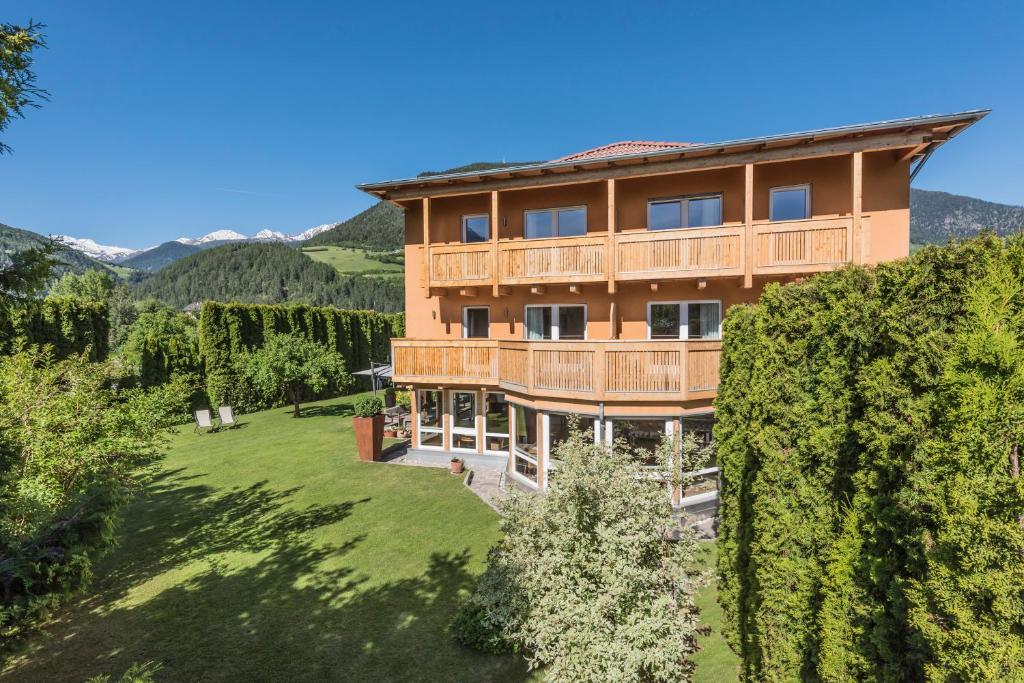 een luchtzicht op een huis met een tuin bij Residence-Garni Haus Tschenett in Prato allo Stelvio