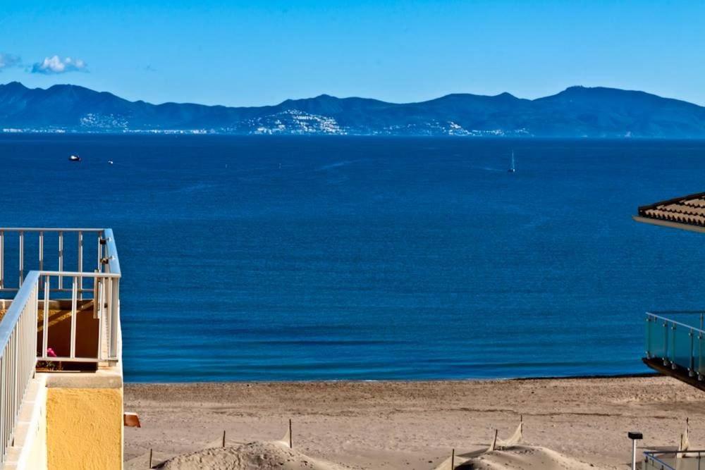 vista sull'oceano da una spiaggia di APARTAMENTO PIE DE PLAYA-Wifi free a L'Escala