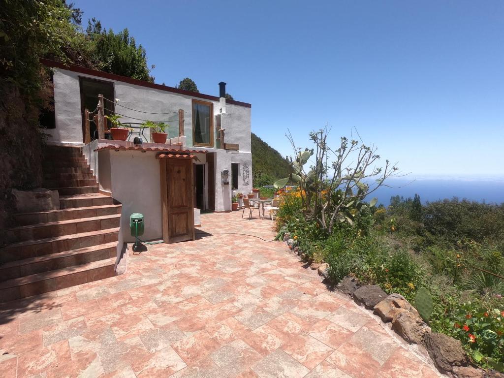 une maison sur une colline avec une terrasse dans l'établissement FREEDOM, à Tablado de la Montañeta
