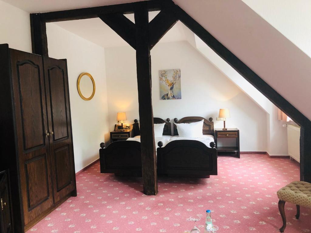Postel nebo postele na pokoji v ubytování Landhotel Gutshof im Oertzetal in Oldendorf, Südheide