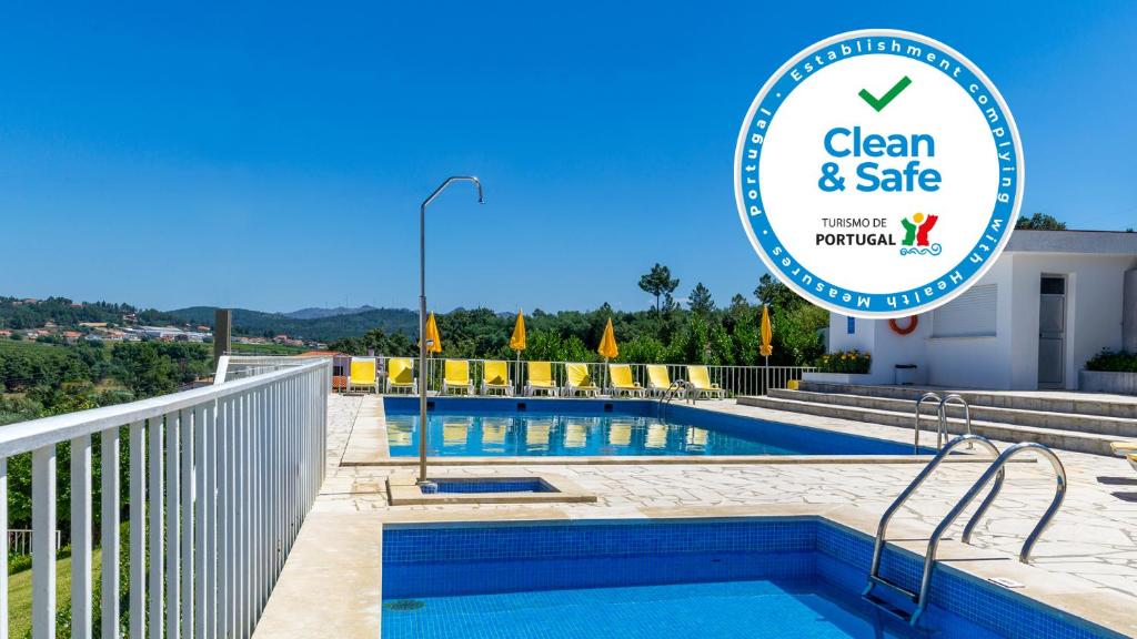 una señal para la piscina limpia y segura de un complejo en Hotel Belsol, en Belmonte