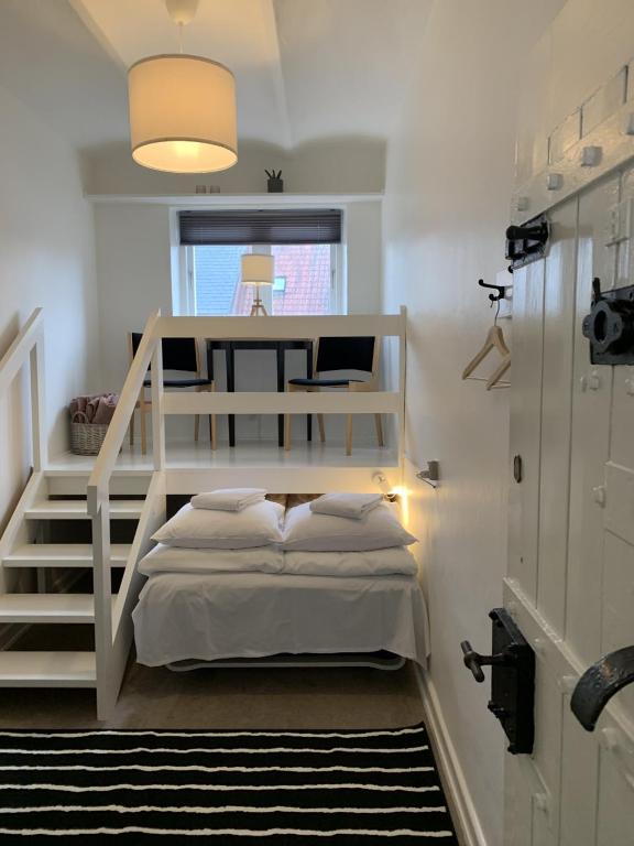 Postel nebo postele na pokoji v ubytování Den Gamle Arrest