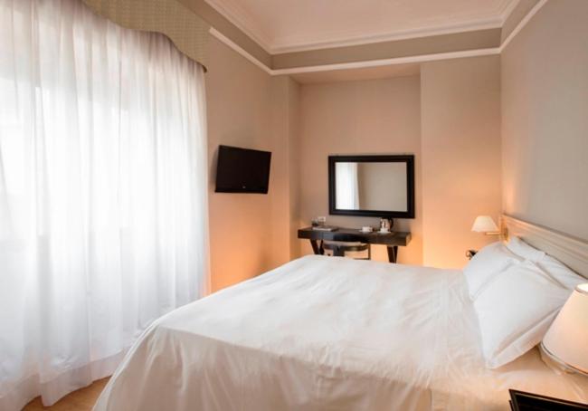 Posteľ alebo postele v izbe v ubytovaní Ambasciatori Place Hotel