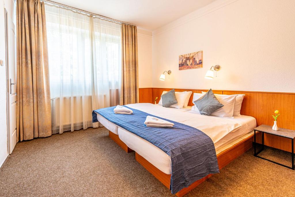 Posteľ alebo postele v izbe v ubytovaní Korona Panzió Budapest