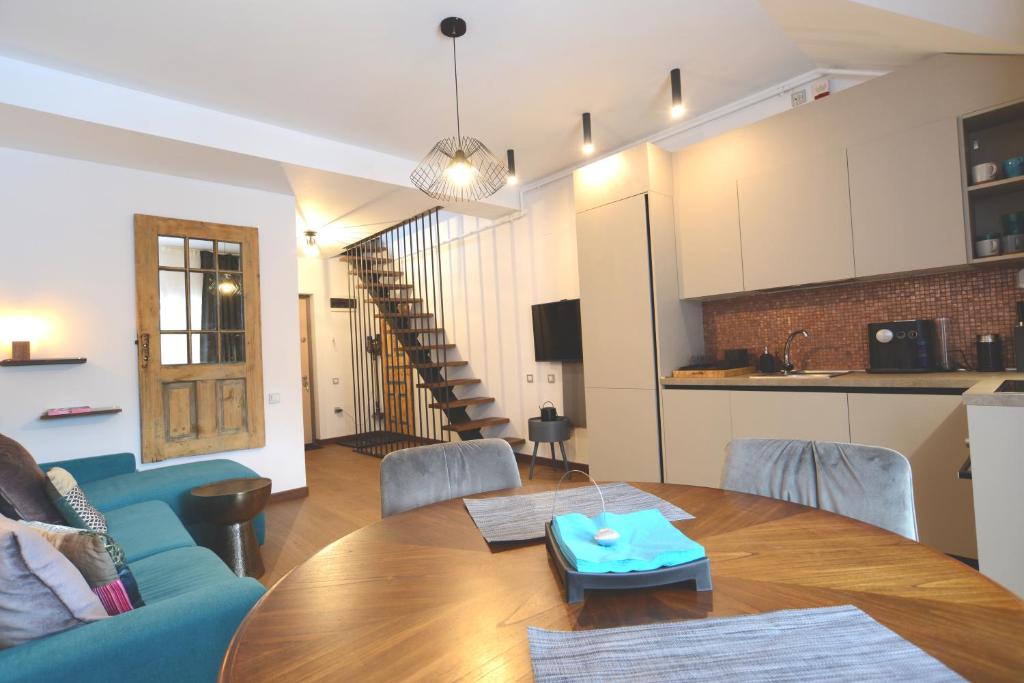 - un salon avec une table et un canapé bleu dans l'établissement Marmot apartment up & down, à Poiana Brasov