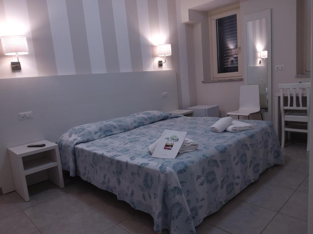 Postel nebo postele na pokoji v ubytování Hotel La Rosetta Scauri