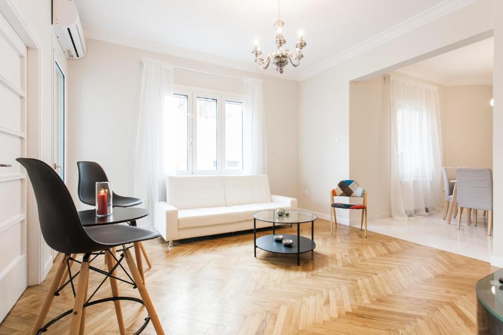 A seating area at HIGHEND 2BDR Full APT/ IDEAL LOCATION (and Netflix)