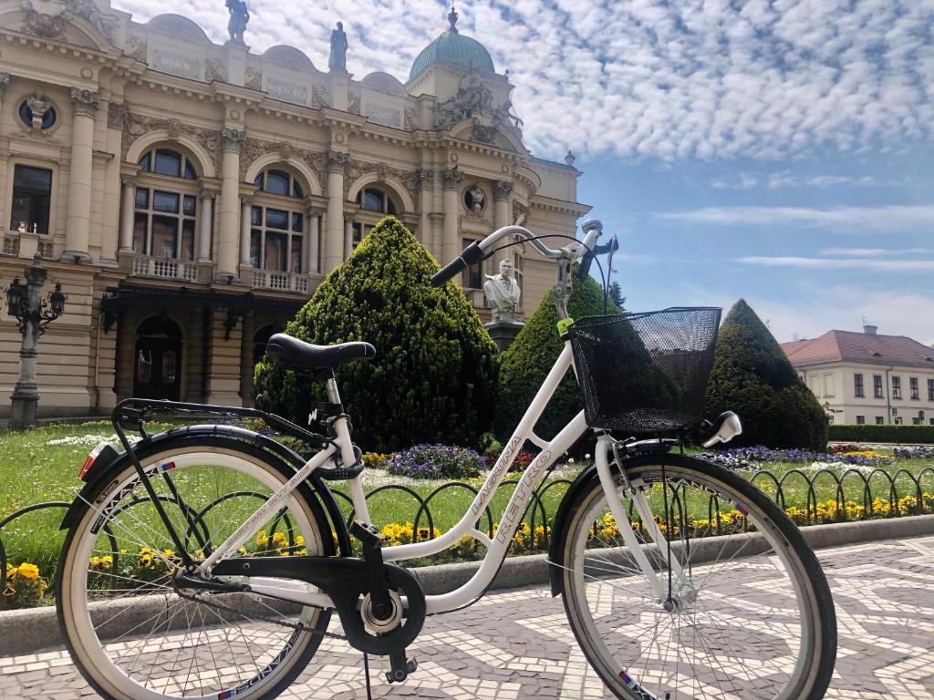 rower zaparkowany przed budynkiem w obiekcie Jacuzzi & Bike Apartment, Krakow w Krakowie