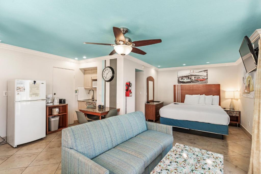Plaza Beach Hotel - Beachfront Resort - 阳台套房的海湾正面：1张国王床和1个卧铺沙发