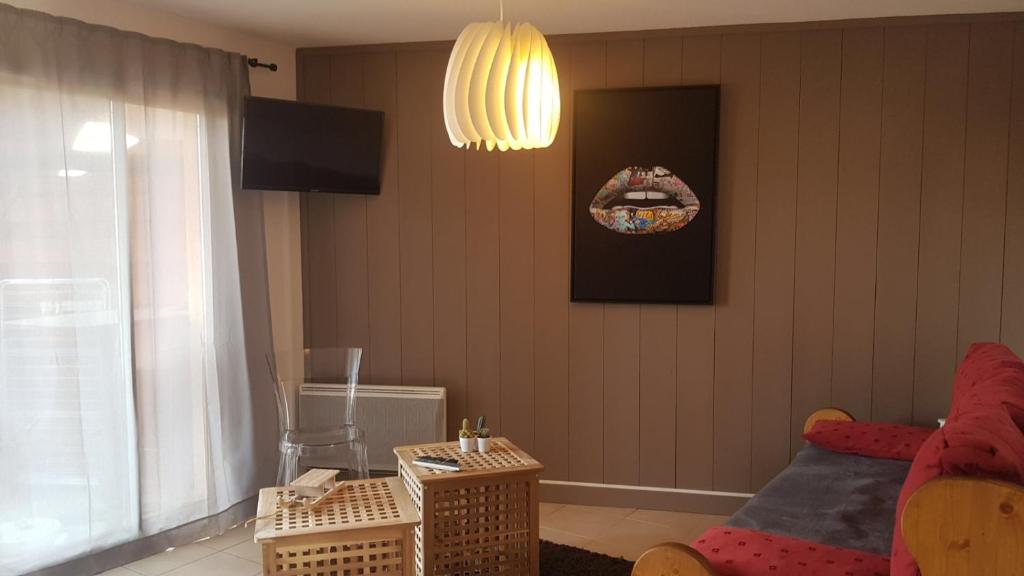 a living room with a couch and a television at Très bel appartement pied de pistes 6 pers Serre Chevalier Chantemerle in Saint-Chaffrey