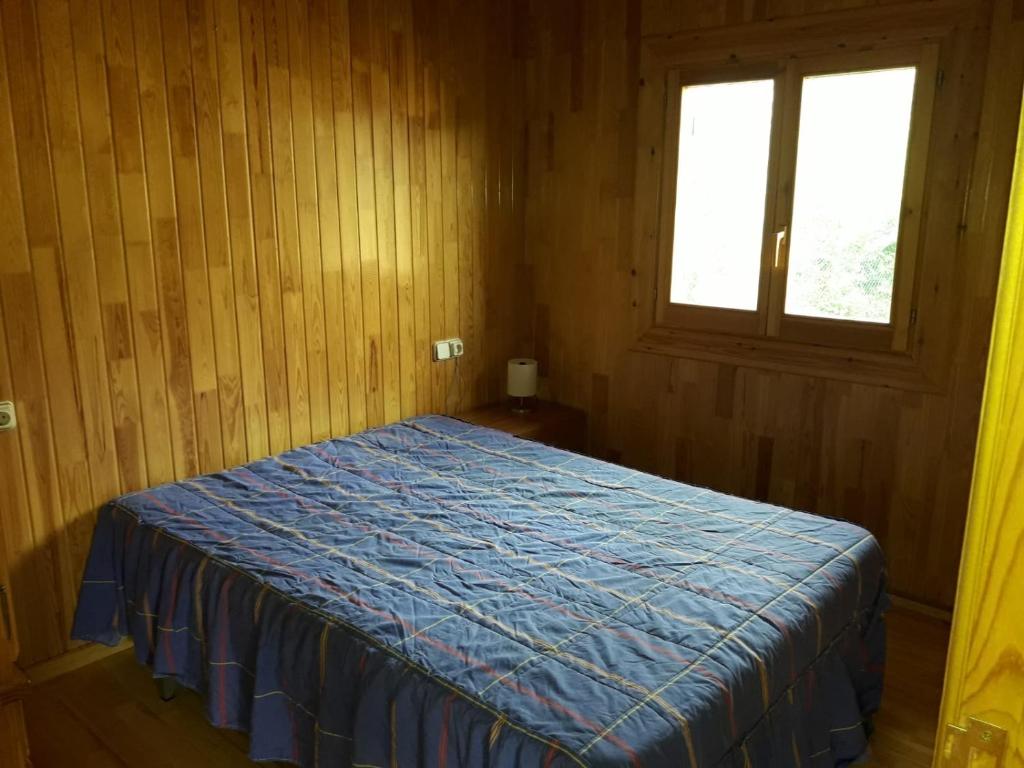 Postel nebo postele na pokoji v ubytování Sabiñanigo Camp & Hotel