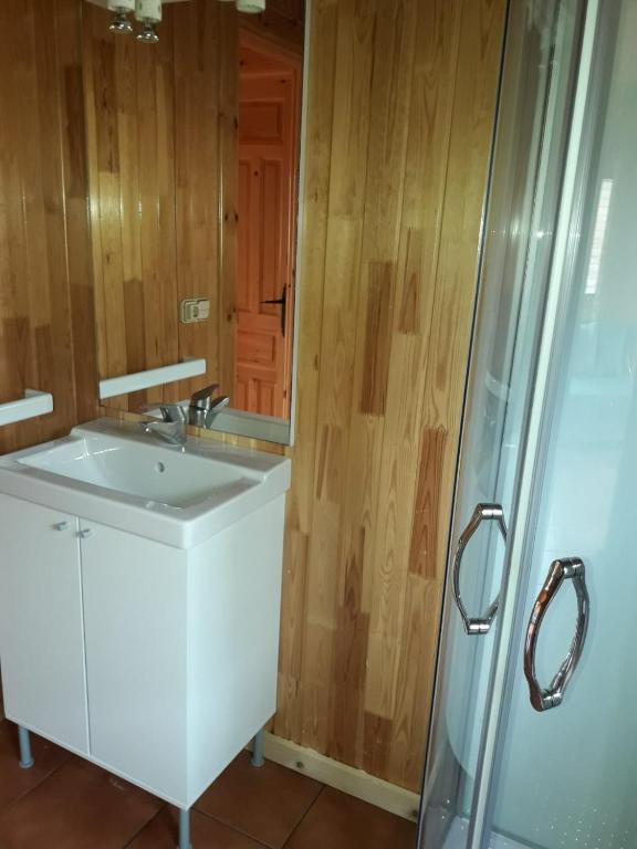 Koupelna v ubytování Sabiñanigo Camp & Hotel