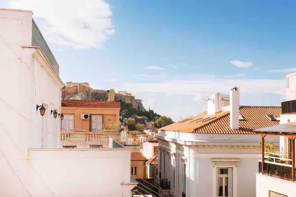 A Masterpiece in Plaka with Big Balcony and Acropolis View في أثينا: اطلاله على سطوح المباني في مدينه