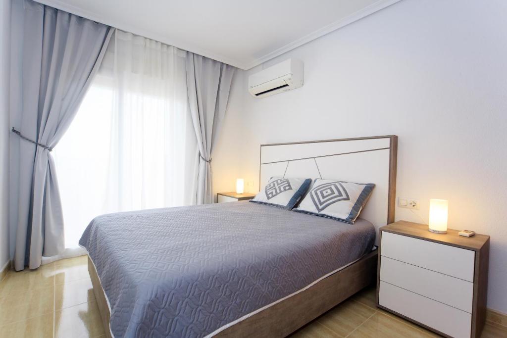 Tempat tidur dalam kamar di Two Bedroom Apartment La Manga