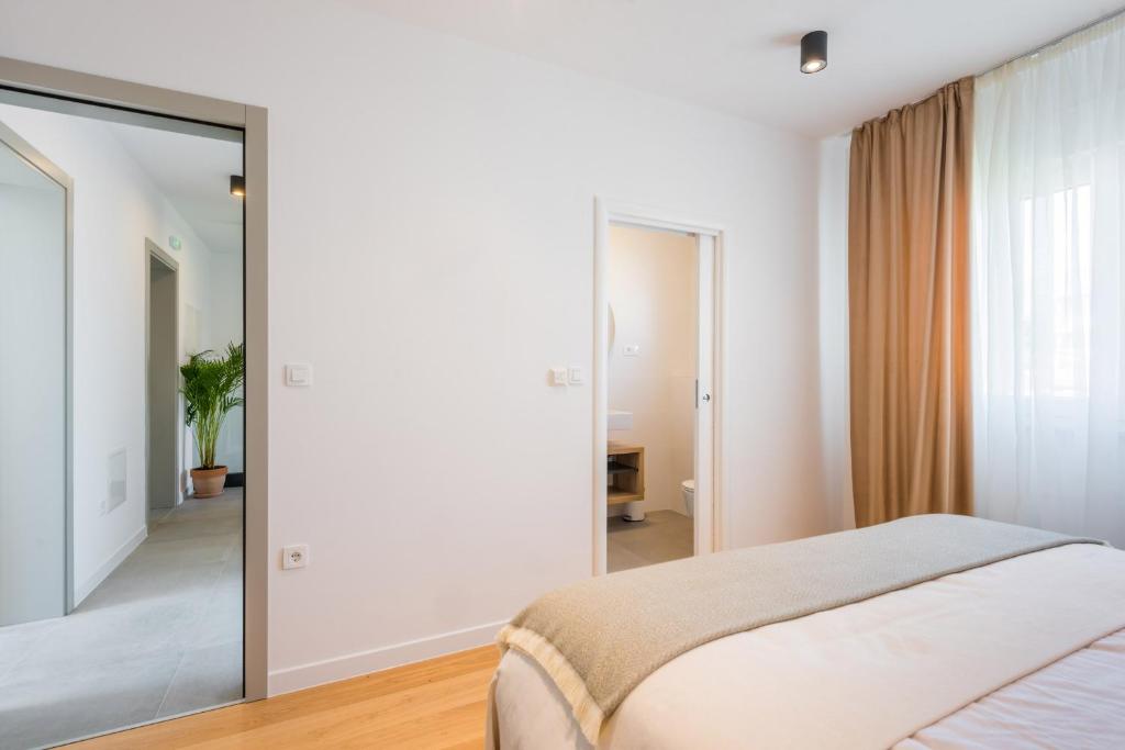 Posteľ alebo postele v izbe v ubytovaní Villa Auni Grey - Heated Pool - Rooftop - Seaview - Beach