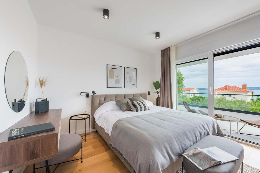 Posteľ alebo postele v izbe v ubytovaní Villa Auni Grey - Heated Pool - Rooftop - Seaview - Beach
