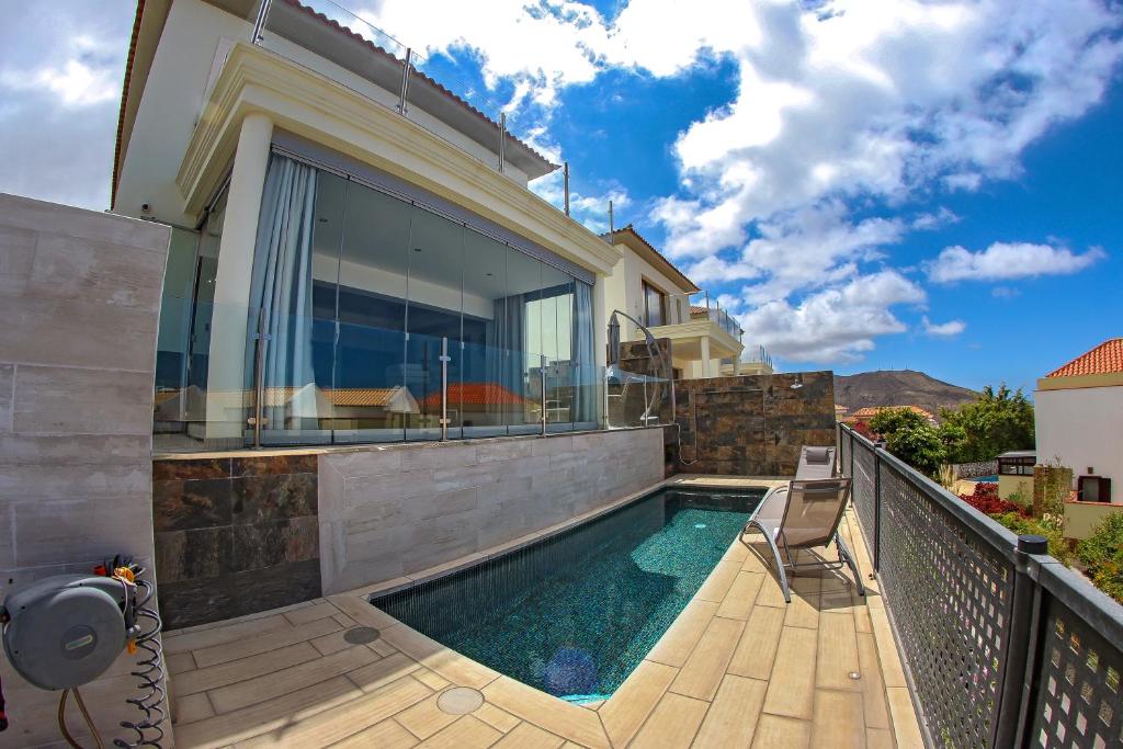 Casa con piscina y balcón en Villa Nela, en Chayofa