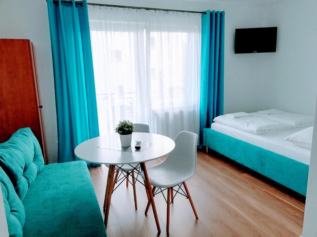 a small room with a table and a bed at D.W. JULIA in Władysławowo