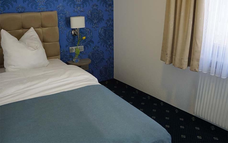 Postel nebo postele na pokoji v ubytování Arthotel Nagold