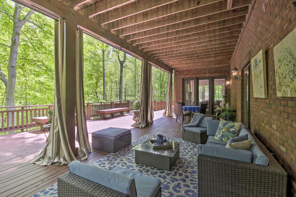 - une véranda avec des canapés et des chaises dans l'établissement Cozy Cockeysville Retreat with Furnished Deck!, à Cockeysville