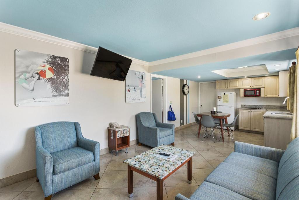Plaza Beach Hotel - Beachfront Resort - 豪华一间卧室套房：卧室的2张大床和1个卧铺沙发